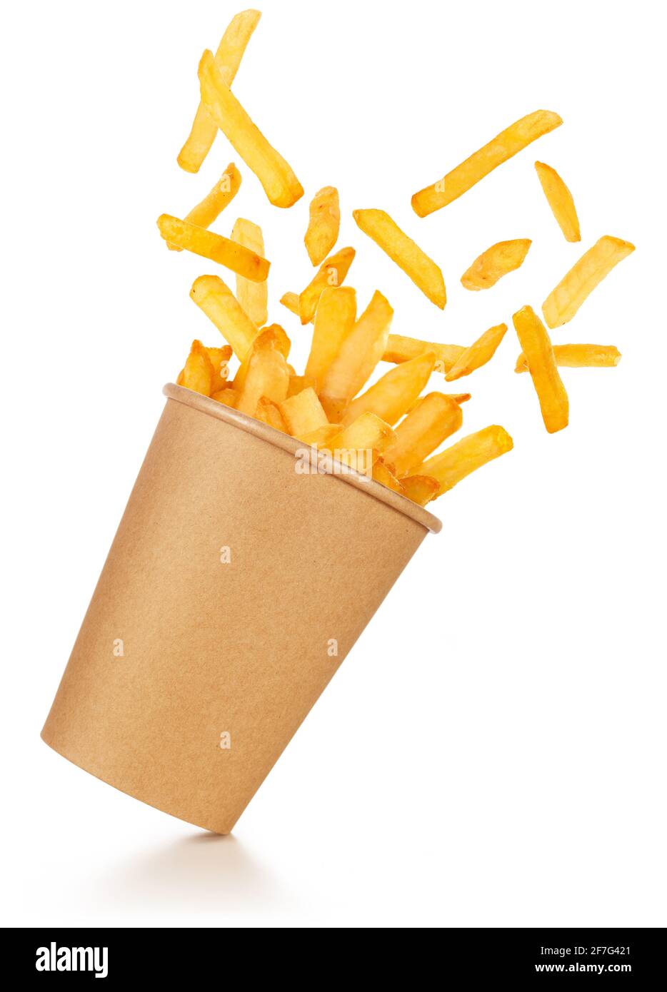 Aus einem auf den Becher gekippten herausnehmen verschüttete Pommes frites Weißer Hintergrund Stockfoto