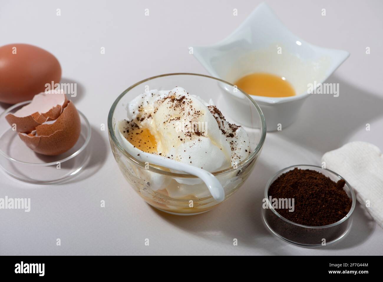 Inhaltsstoffe der Maske „Eierweiß“. Geschlagenes Eiweiß, Honig, Kaffeesatz  Stockfotografie - Alamy