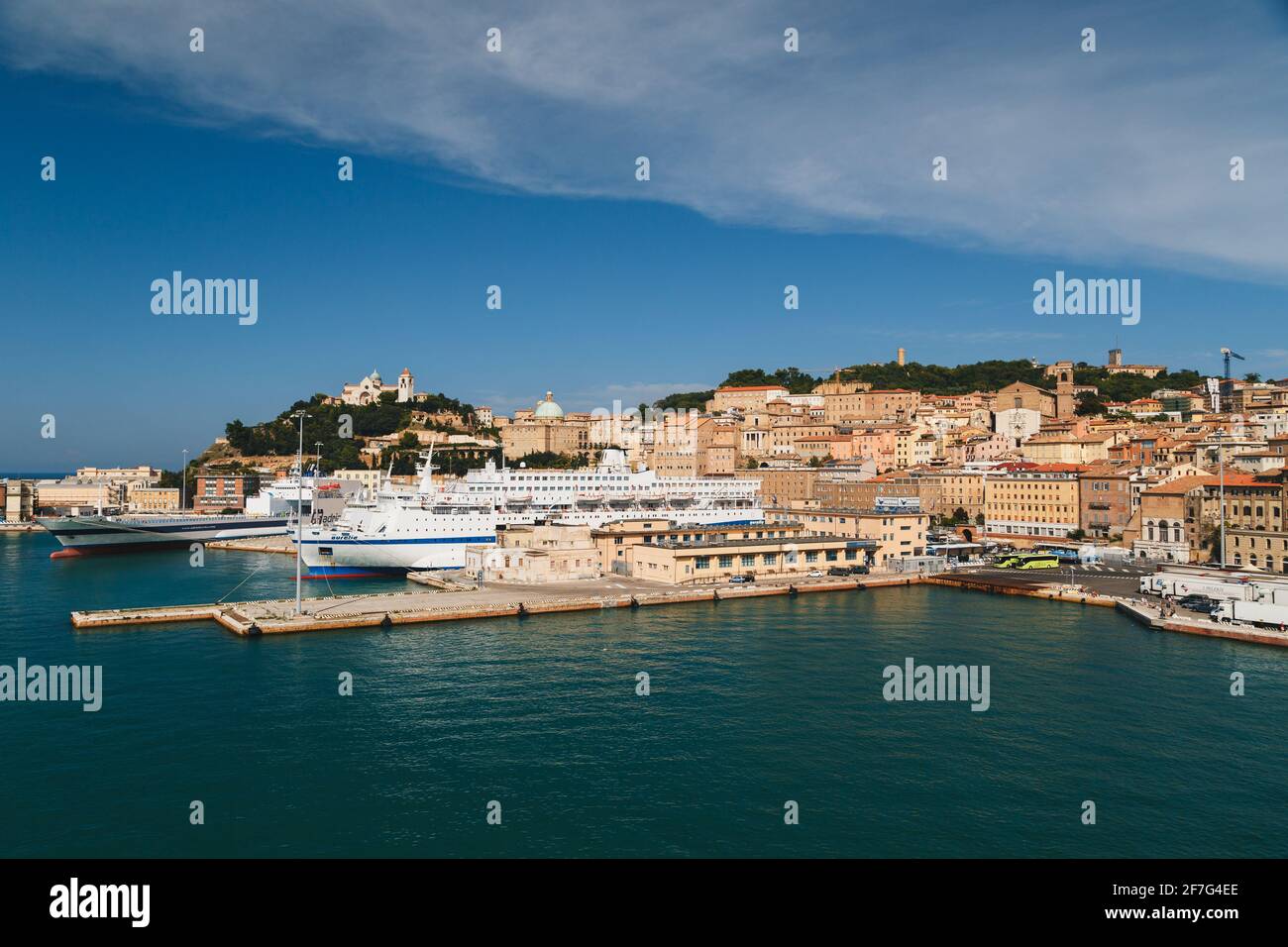 Anconara, Italien - September, 10 2018: Luftaufnahme von Kreuzfahrtschiffen und Fähren, die im Hafen von Anconara anlegen. Heller Sommertag, Reisekonzept Stockfoto