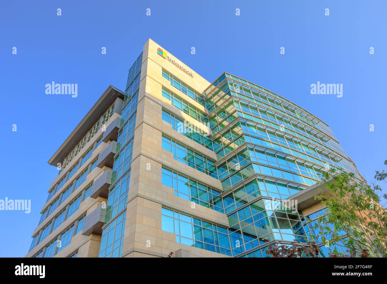 Sunnyvale, CA, USA - 13. August 2018: Microsoft Corporation Logo auf der Oberseite des Gebäudes. Microsoft ist einer der High-Tech-Giganten im Silicon Valley und einer der Stockfoto