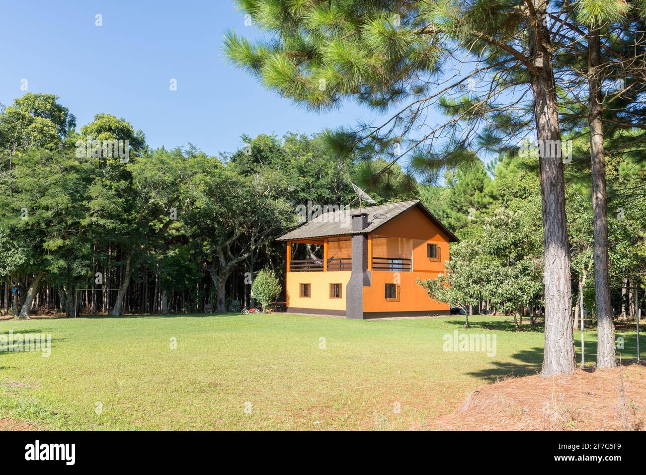 Kleines orangefarbenes Haus im Wald Stockfoto