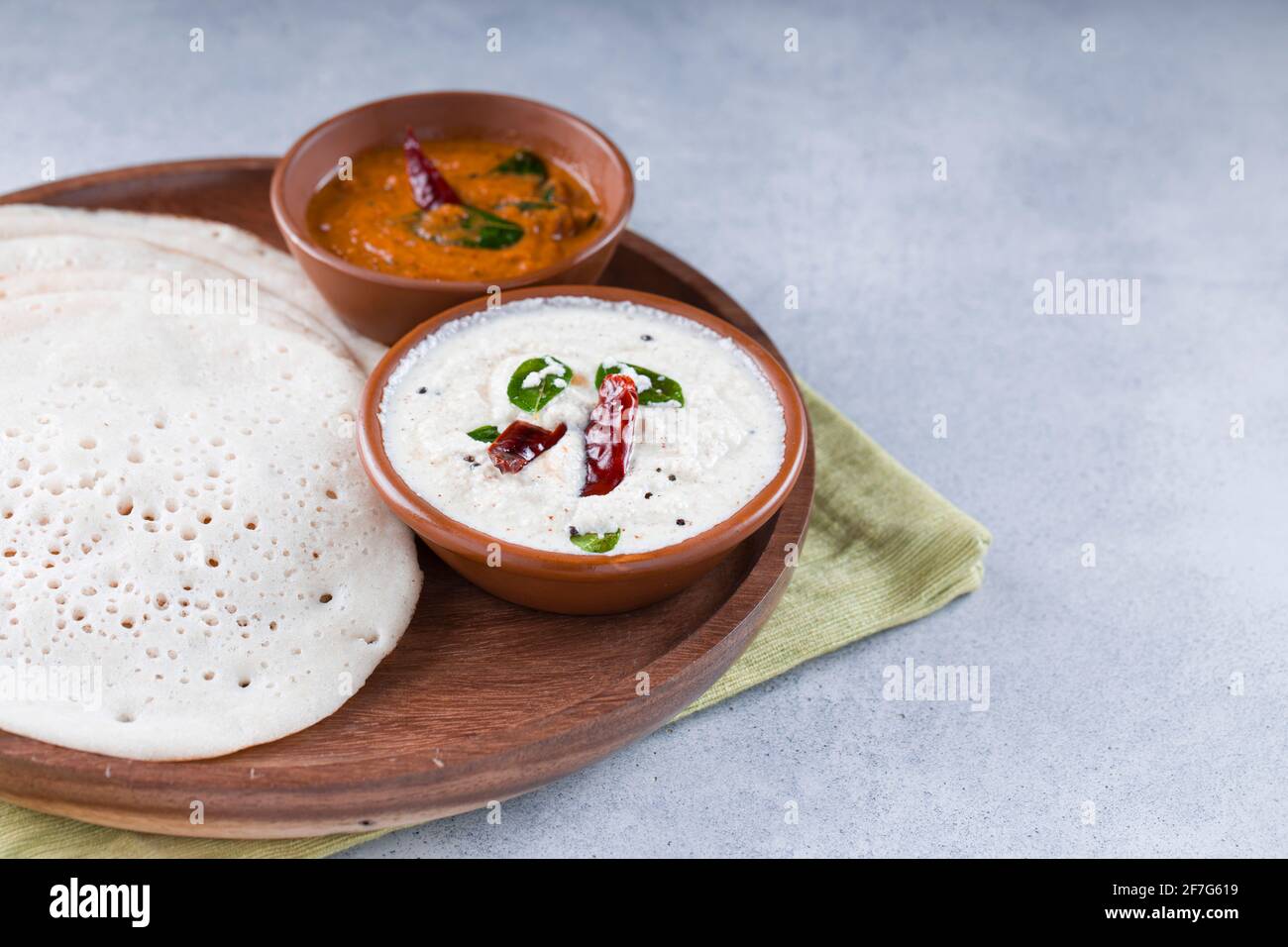 Sudindisches Traditionelles Fruhstuck Dosa Oder Thattu Dosa Hergestellt Aus Gusseisernem Dosa Thawa In Einem Geschirr Mit Beilage Aus Weissem Kokosnuss Chutney Arrangiert Stockfotografie Alamy