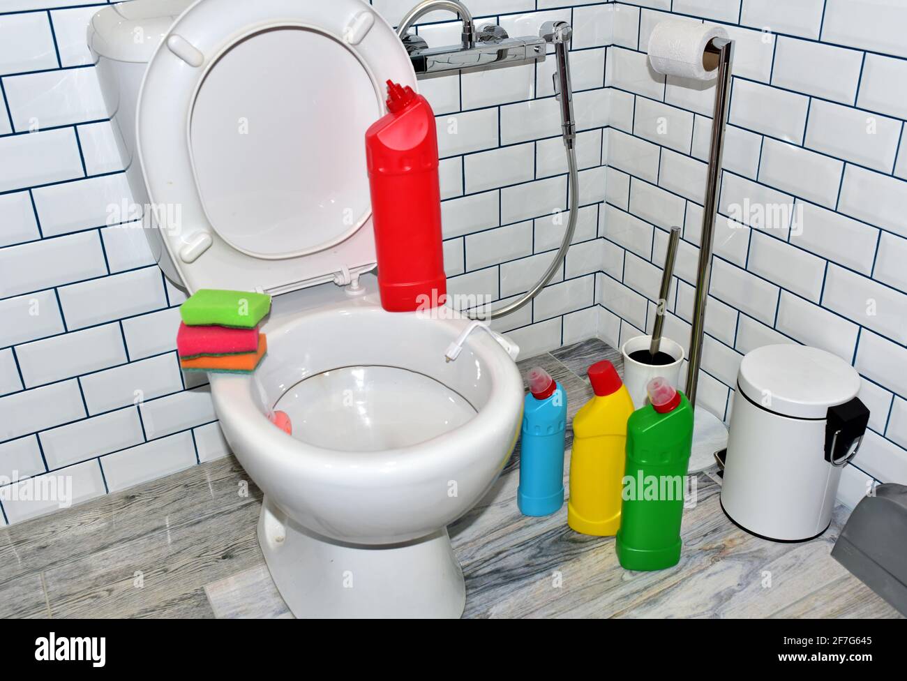Waschmittelflaschen und Schwamm zur Reinigung der Toilette im Badezimmer zu  Hause. Waschmittelflaschen und Küchenschwämme. Toilettenreiniger Für Den  Haushalt. Anti Stockfotografie - Alamy