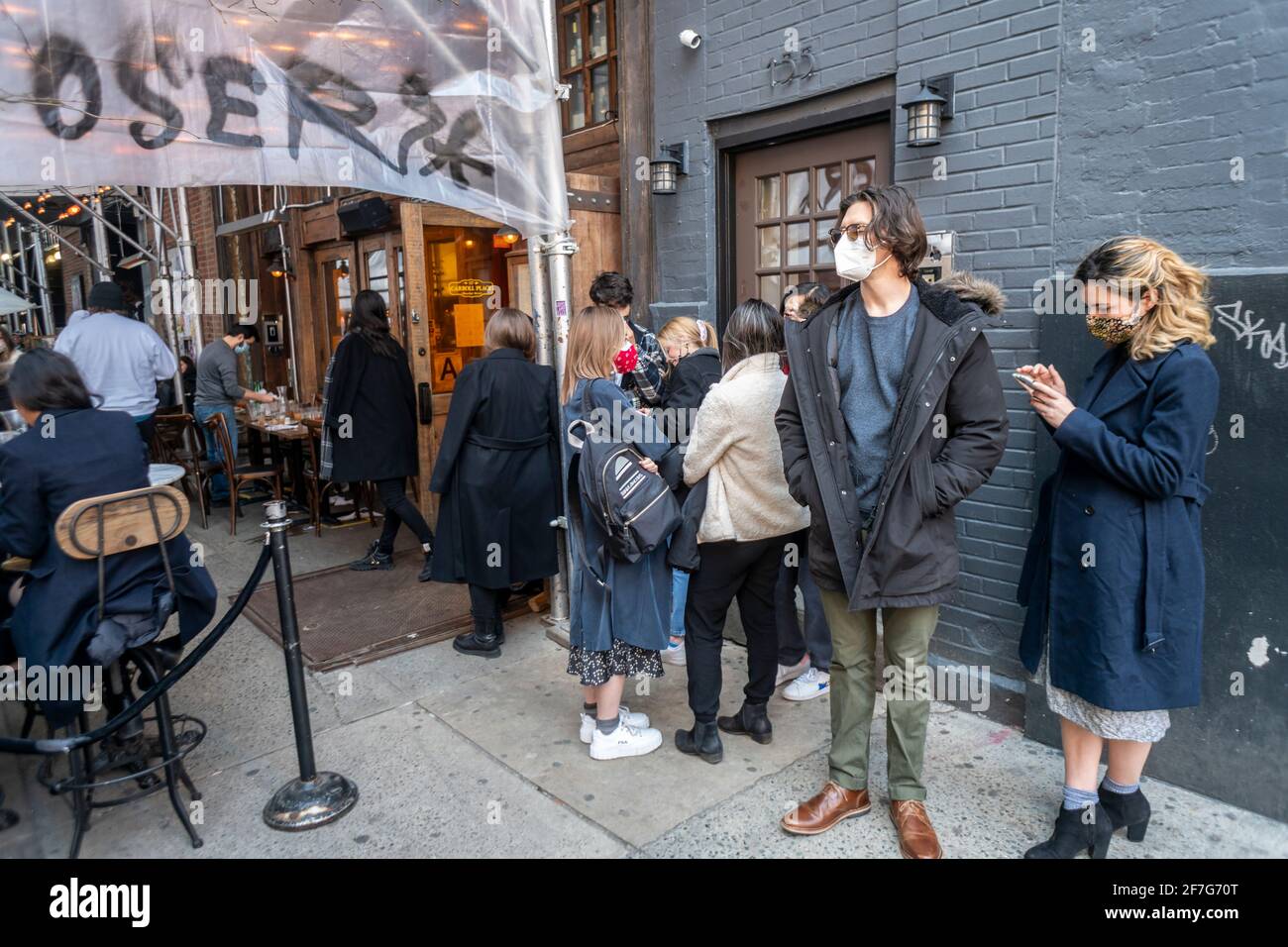 New York, USA. April 2021. Gäste stehen am Samstag, den 3. April 2021, für einen Brunch in der Bleecker Street in Greenwich Village in New York an. (ÂPhoto von Richard B. Levine) Quelle: SIPA USA/Alamy Live News Stockfoto