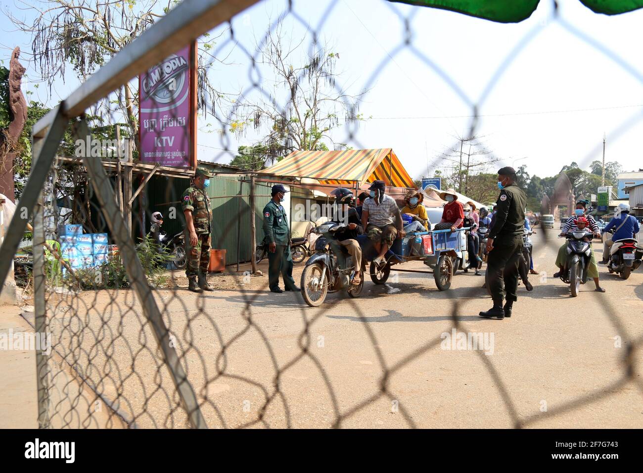 Phnom Penh. April 2021. Die Polizei blockte am 7. April 2021 eine Straße an der Grenze zwischen den Provinzen Kampong Speu und Kandal in Kambodscha, um Reisen zwischen den Provinzen zu verhindern. In Kambodscha begann am Mittwoch ein 14-tägiges Reiseverbot zwischen Provinzen, um der Ausbreitung von COVID-19 Einhalt zu Gebieten. Die Bewegung kam, nachdem das Königreich kürzlich einen Anstieg der täglichen COVID-19-Fälle verzeichnete. Bis Dienstag hatte Kambodscha laut dem Gesundheitsministerium 2,824 bestätigte Fälle von COVID-19 mit 22 Todesfällen und 1,794 Wiedereinziehungen gemeldet. Kredit: Ly Lay/Xinhua/Alamy Live Nachrichten Stockfoto