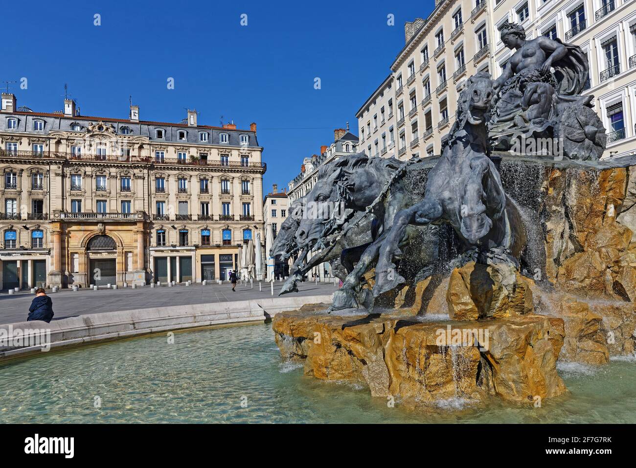 LYON, FRANKREICH, 31. März 2021 : die Fontaine Bartholdi wurde 1889 von Bartholdi modelliert. Es wird auf dem Place des Terreaux in der Nähe des Rathauses von errichtet Stockfoto