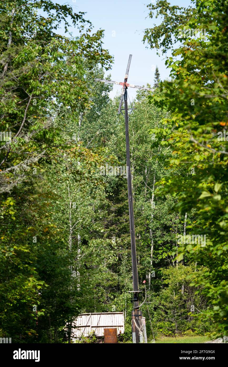 Selbstgemachte Windturbine, die Strom für die Fischerhütte erzeugt. Stockfoto