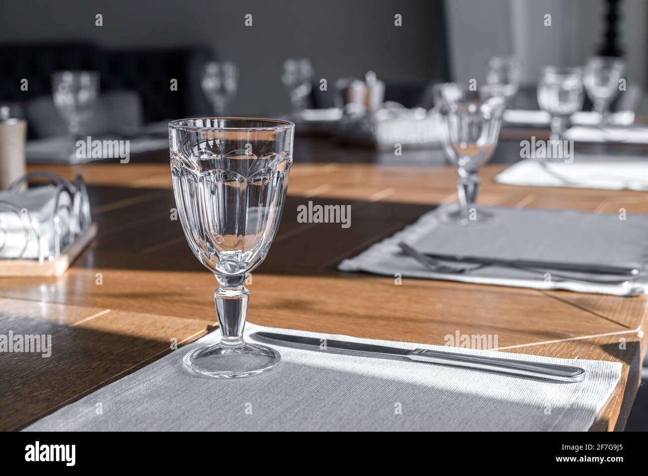 Leere Weingläser stehen auf dem Tisch im Restaurant. Fragment der Tabelleneinstellung Stockfoto