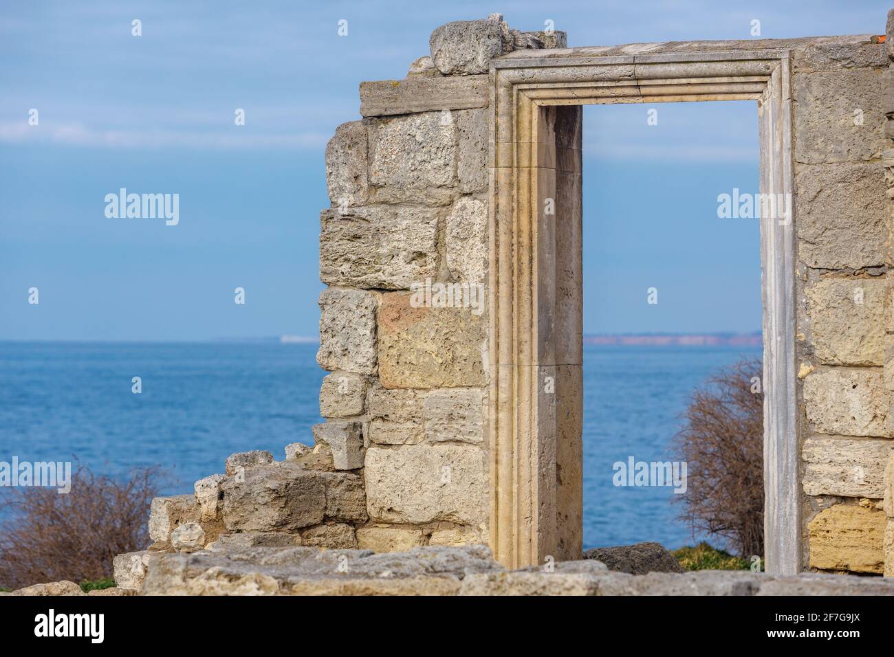 Ein Fragment einer Steinmauer mit einer Tür. Steinmauern. Stockfoto