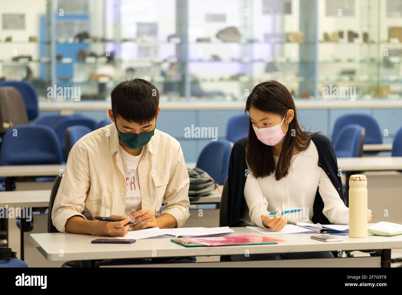 7 4 2021 Studenten (Jungen und Mädchen) Mit Gesichtsmaske lernen und diskutieren Sie in der Universität oder Hochschule Klassenraum in Hongkong während der Covid-19 Stockfoto