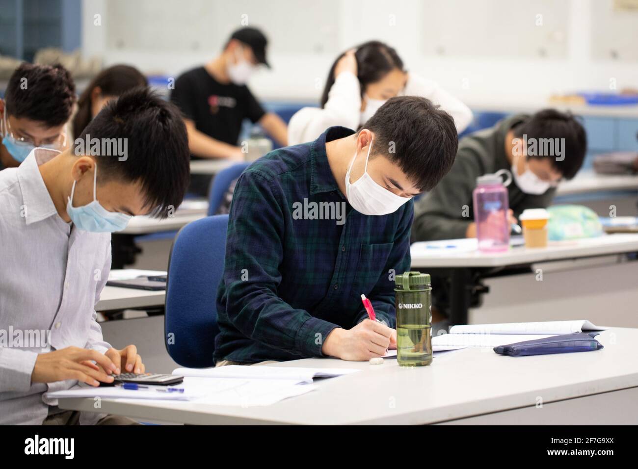 7 4 2021 Studenten (Jungen und Mädchen) Mit Gesichtsmaske lernen und diskutieren Sie in der Universität oder Hochschule Klassenraum in Hongkong während der Covid-19 Stockfoto