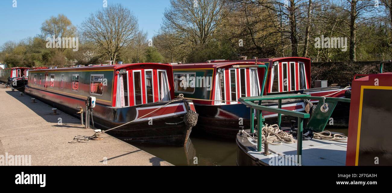 Kennet & Avon Canal, Aldermaston Wharf, Aldermaston Wharf, England, Großbritannien. 2021. Urlaub Narrowboats drei abreast auf dem Kai. Stockfoto