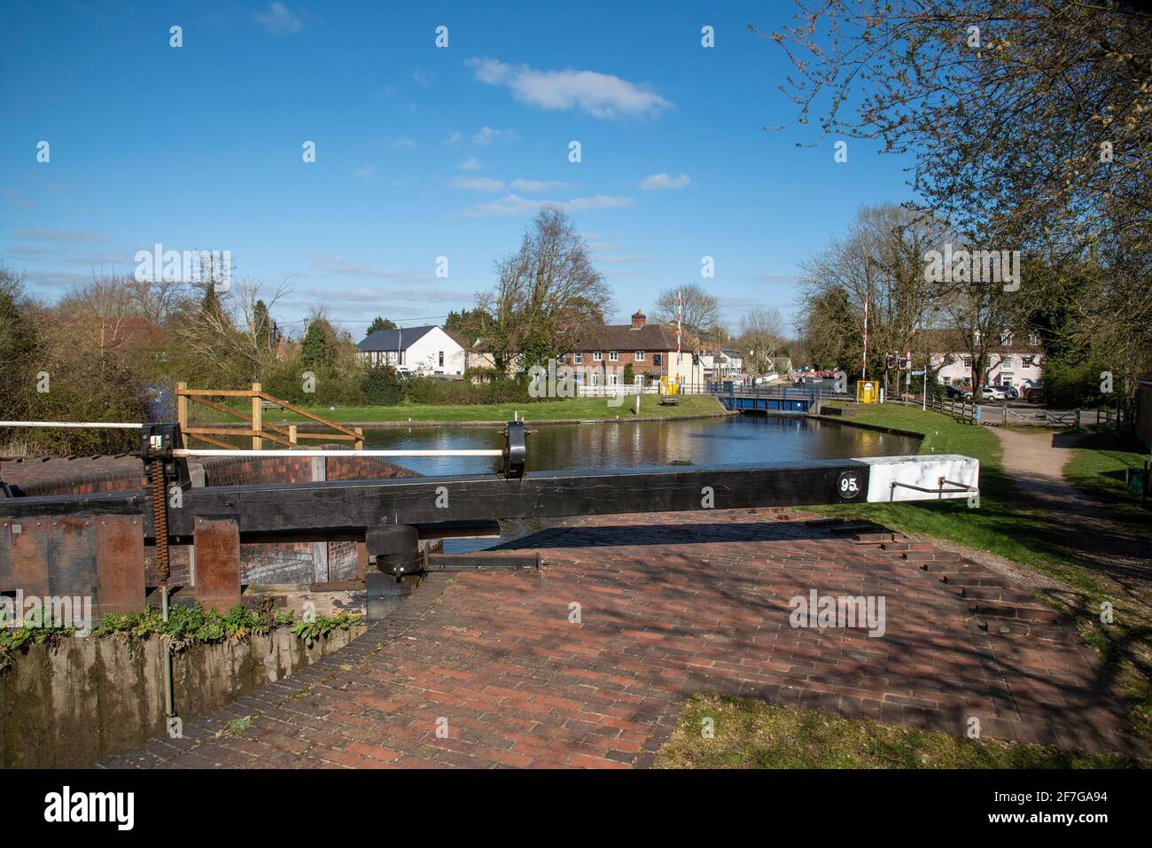 Kennet und Avon Canal, Aldermaston Wharf, Aldermaston Wharf, England, Großbritannien. 2021. Schleuse Nummer 95 auf dem Kennet River. Stockfoto