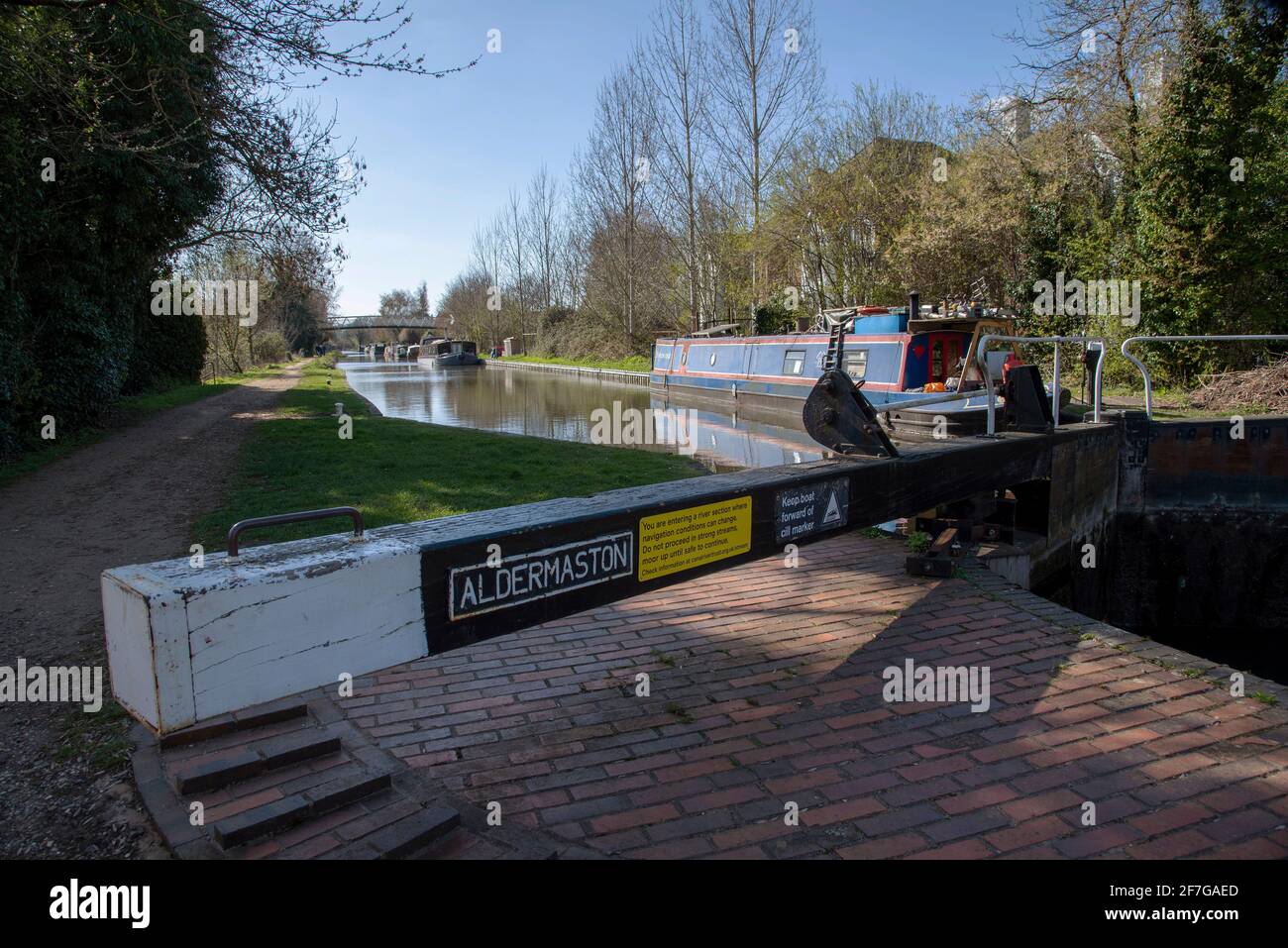 Kennet und Avon Canal, Aldermaston Wharf, Aldermaston Wharf, England, Großbritannien. 2021. Schleuse Nummer 95 auf dem Kennet River. Stockfoto