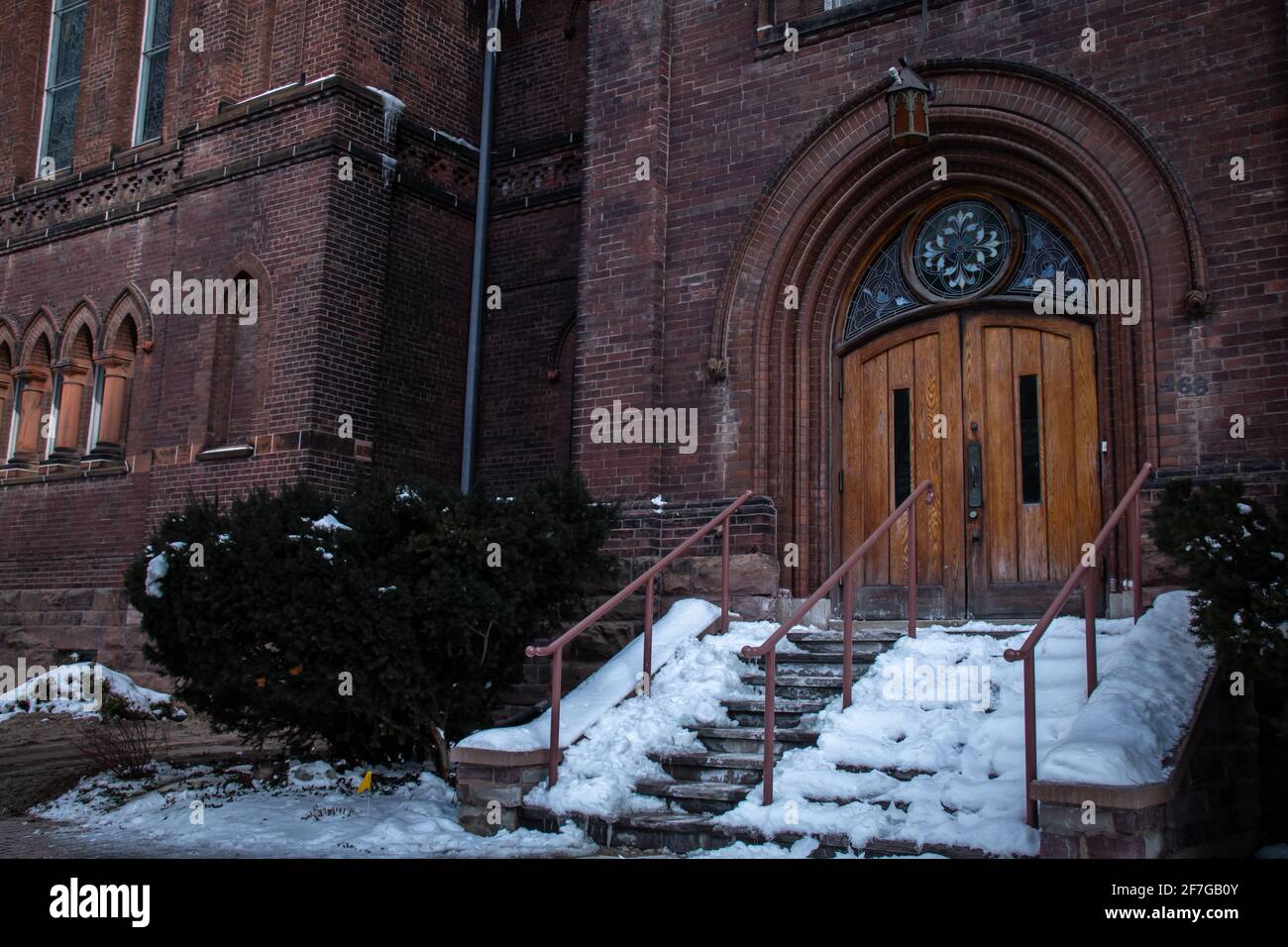 Eine alte Kirche in London, Ontario, Kanada, lag an einem Wintertag im Februar 2021 inmitten von COVID-19 Pandemiesperrungen im Schnee. Stockfoto