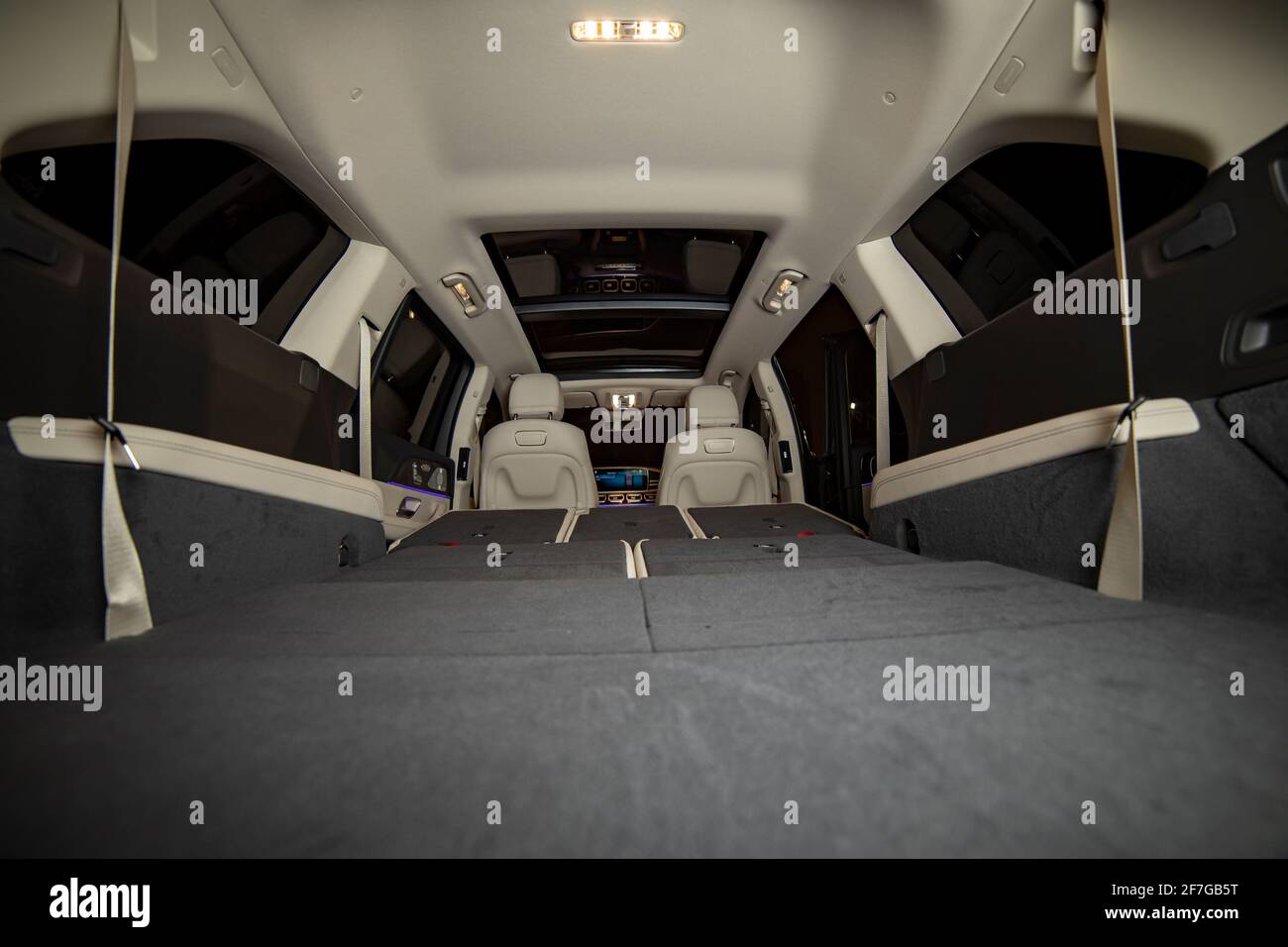 moskau, russland - 24. dezember 2019: Hintere Sitzreihe in flacher Flor gefaltet. Leere Innenraum der Limousine Premium SUV Mercedes GLS Klasse in der Nacht schießen. Stockfoto