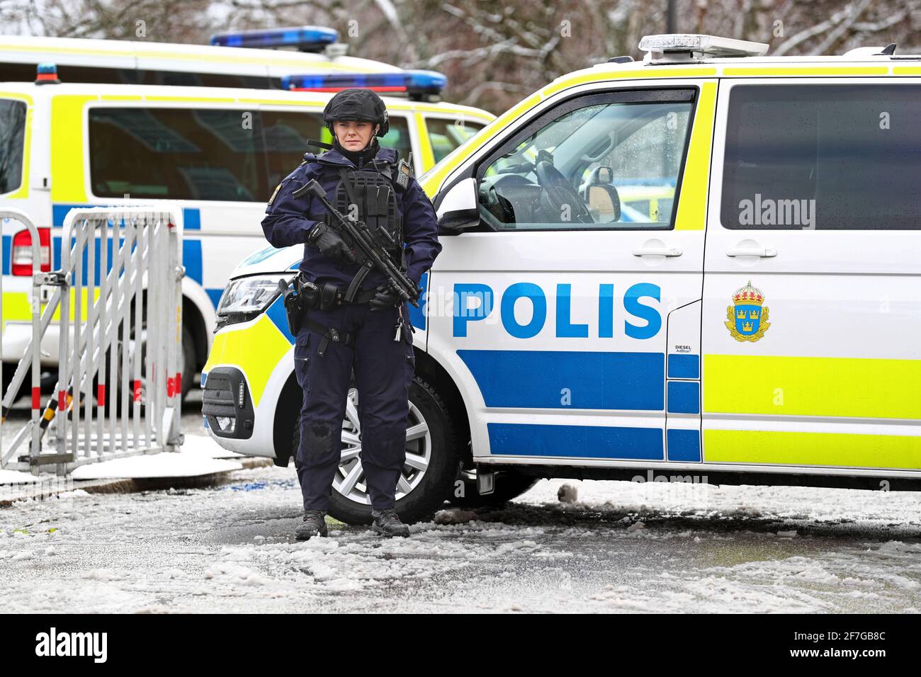 Polizei vor dem Amtsgericht Linköping.am Mittwoch begann ein achtwöchiges Verfahren wegen des Mordes in Ingelsta und des Doppelmordes vor einem Nachtclub in Norrköping. Die Vorfälle sind mit kriminellen Banden verbunden und ein Teil der Beweise besteht aus Material von Encrochat. Stockfoto