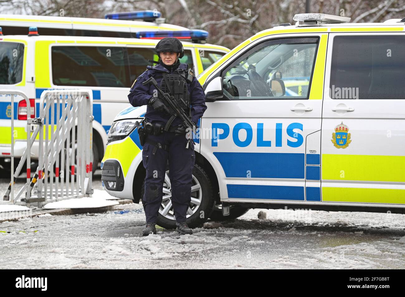 Polizei vor dem Amtsgericht Linköping.am Mittwoch begann ein achtwöchiges Verfahren wegen des Mordes in Ingelsta und des Doppelmordes vor einem Nachtclub in Norrköping. Die Vorfälle sind mit kriminellen Banden verbunden und ein Teil der Beweise besteht aus Material von Encrochat. Stockfoto