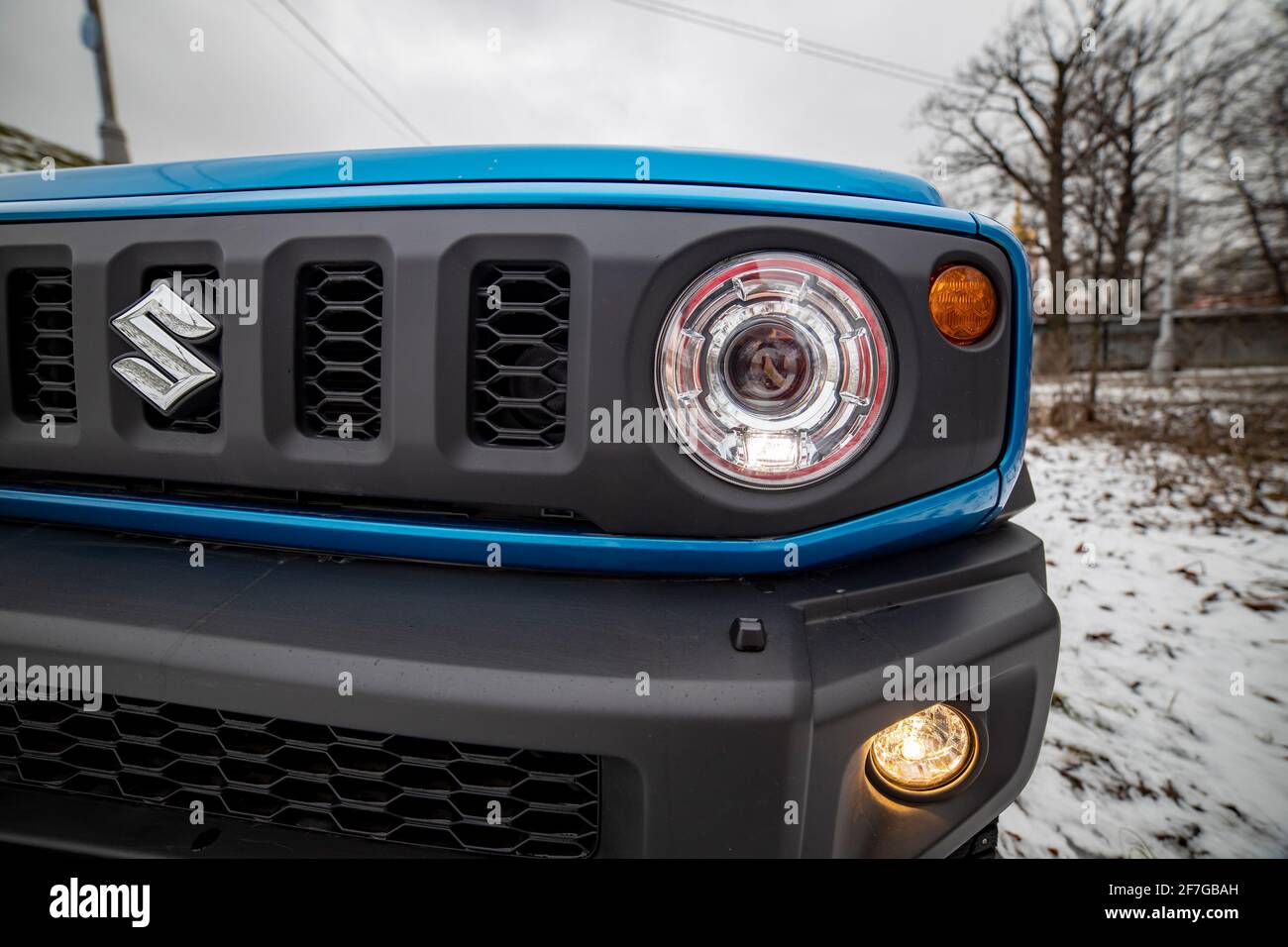 MOSKAU, RUSSLAND - 24. JANUAR 2020: Scheinwerfer-Scheinwerfer des neuen Mini-SUV Suzuki Jimny Static Photos im Winterwald. Neues Design des kompakten SUV Suzuki Ji Stockfoto