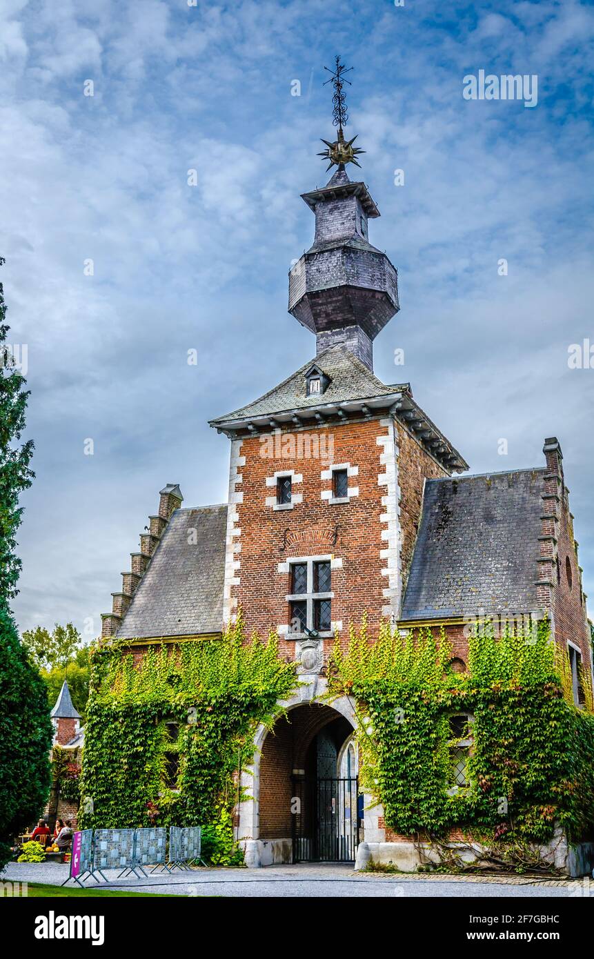 Das alte Schloss von Jehay, sehr alte Klostergeschichte, in der Provinz Liège, Region Wallonien, Belgien. Von der Eingangsbrücke. Stockfoto