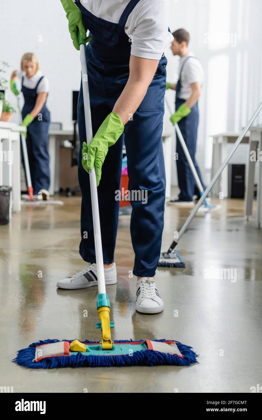 Arbeiter der Reinigung Service Waschboden im Büro Stockfoto
