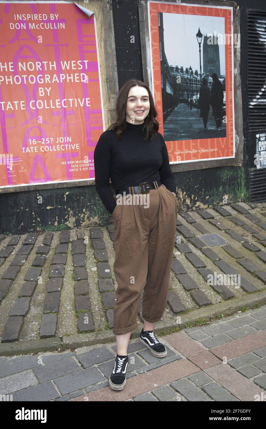 Megan O’donnell, Young Creatives erobern die North West Lockdown-Funktion auf Werbetafeln in Liverpool. Inspiriert von Don McCullin. Wir enthüllen Werbetafeln in Liverpool mit 30 unglaublichen Bildern, die von Fotografen des Tate Collective aufgenommen wurden, um die jungen Talente zu zeigen und einen Einblick in das Leben während der Aussperrung im Nordwesten des letzten Jahres zu geben. Vier der jungen Fotografen, die auf den offenen Aufruf der Tate Collective Producers reagiert haben und deren Arbeiten zwei Wochen lang im Brownlow Hill als Teil dieser Freiluftgalerie in der Stadt und dann wieder in der Tate Liverpool gezeigt werden Stockfoto