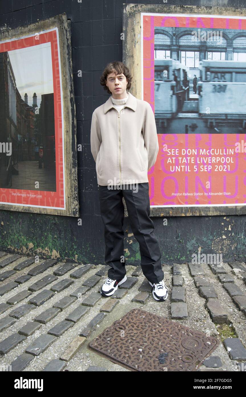 Alexander Elson, Young Creatives Erfassen Sie die North West Lockdown-Funktion auf Werbetafeln in Liverpool. Inspiriert von Don McCullin. Wir enthüllen Werbetafeln in Liverpool mit 30 unglaublichen Bildern, die von Fotografen des Tate Collective aufgenommen wurden, um die jungen Talente zu zeigen und einen Einblick in das Leben während der Aussperrung im Nordwesten des letzten Jahres zu geben. Vier der jungen Fotografen, die auf den offenen Aufruf der Tate Collective Producers reagiert haben und deren Arbeiten zwei Wochen lang im Brownlow Hill als Teil dieser Freiluftgalerie in der Stadt und dann wieder in der Tate Liverpool gezeigt werden Stockfoto