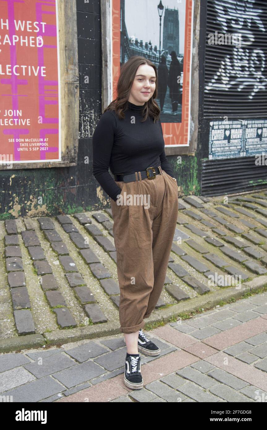 Megan O’donnell, Young Creatives erobern die North West Lockdown-Funktion auf Werbetafeln in Liverpool. Inspiriert von Don McCullin. Wir enthüllen Werbetafeln in Liverpool mit 30 unglaublichen Bildern, die von Fotografen des Tate Collective aufgenommen wurden, um die jungen Talente zu zeigen und einen Einblick in das Leben während der Aussperrung im Nordwesten des letzten Jahres zu geben. Vier der jungen Fotografen, die auf den offenen Aufruf der Tate Collective Producers reagiert haben und deren Arbeiten zwei Wochen lang im Brownlow Hill als Teil dieser Freiluftgalerie in der Stadt und dann wieder in der Tate Liverpool gezeigt werden Stockfoto