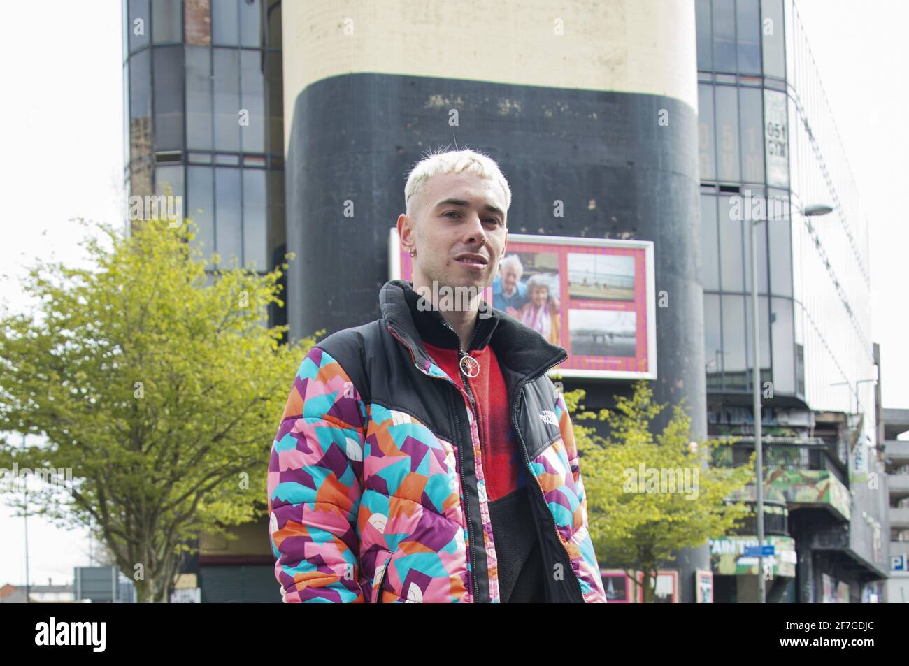 Jake Jervis, Young Creatives Erfassen Sie die nordwestliche Lockdown-Funktion auf Werbetafeln in Liverpool. Inspiriert von Don McCullin. Wir enthüllen Werbetafeln in Liverpool mit 30 unglaublichen Bildern, die von Fotografen des Tate Collective aufgenommen wurden, um die jungen Talente zu zeigen und einen Einblick in das Leben während der Aussperrung im Nordwesten des letzten Jahres zu geben. Vier der jungen Fotografen, die auf den offenen Aufruf der Tate Collective Producers reagiert haben und deren Arbeiten zwei Wochen lang im Brownlow Hill als Teil dieser Freiluftgalerie in der Stadt und wieder in der Tate Liverpool zu sehen sein werden, wenn es um die Ausstellung geht Stockfoto