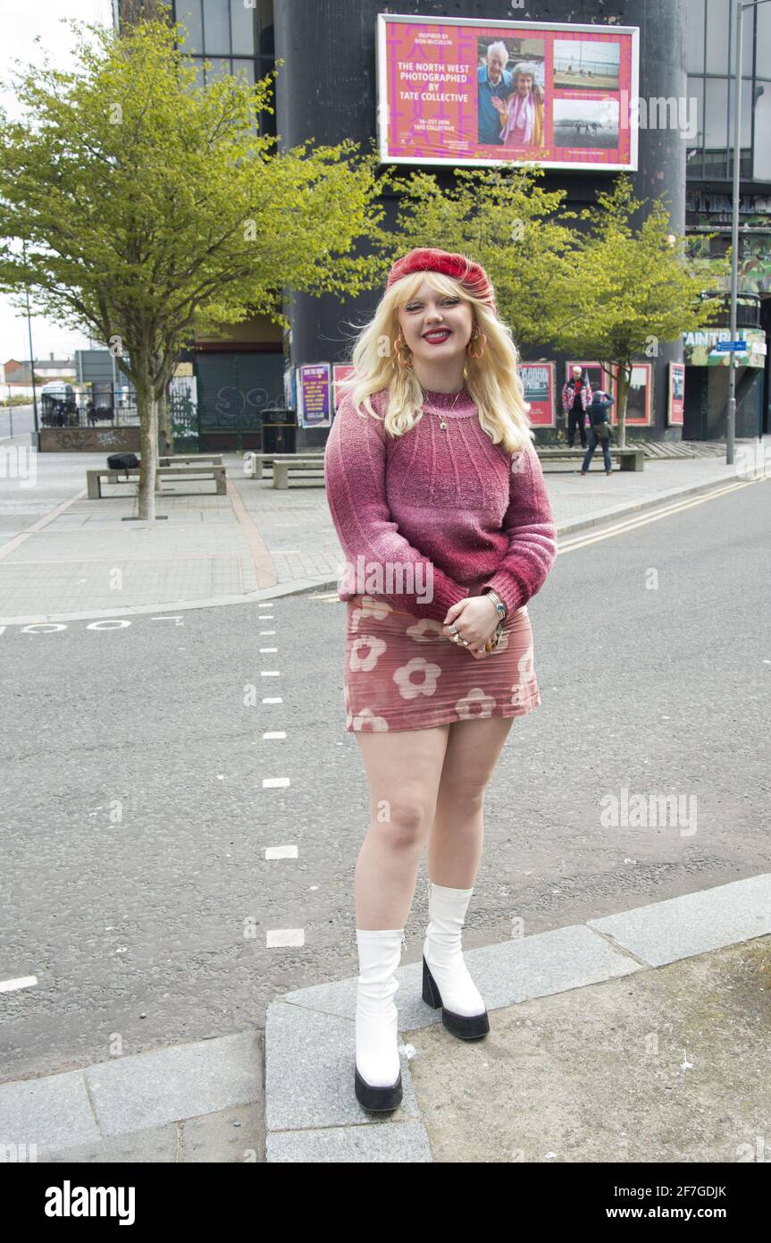 Daisy Belknap, Young Creatives Erfassen Sie die North West Lockdown-Funktion auf Werbetafeln in Liverpool. Inspiriert von Don McCullin. Wir enthüllen Werbetafeln in Liverpool mit 30 unglaublichen Bildern, die von Fotografen des Tate Collective aufgenommen wurden, um die jungen Talente zu zeigen und einen Einblick in das Leben während der Aussperrung im Nordwesten des letzten Jahres zu geben. Vier der jungen Fotografen, die auf den offenen Aufruf der Tate Collective Producers reagiert haben und deren Arbeiten zwei Wochen lang im Brownlow Hill als Teil dieser Freiluftgalerie in der Stadt und dann wieder in der Tate Liverpool zu sehen sein werden Stockfoto