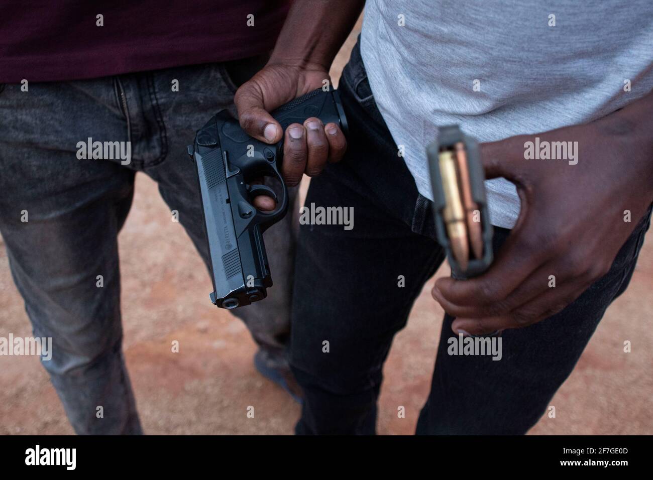 Ein Gangster aus dem illegalen Goldbergbau namens Zama Zama Banden, der am 5. September 2020 sein Arsenal in der Gemeinde Xawela, Carletonville, in der Nähe von Johannesburg, Südafrika, vorstellte. (Foto von Manash das/Sipa USA) Quelle: SIPA USA/Alamy Live News Stockfoto