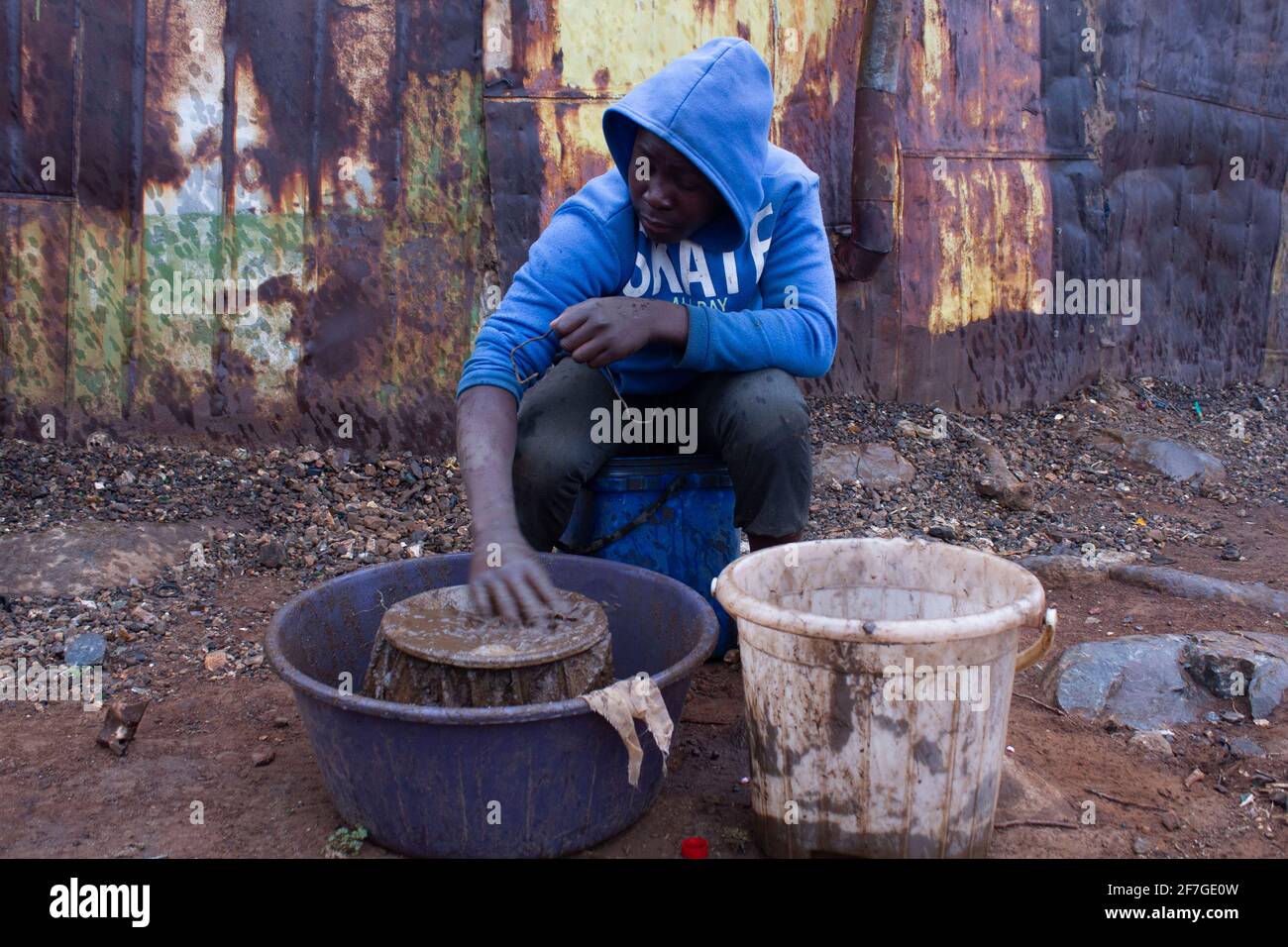 Ein illegaler Goldminer, sobald die Tücher voller Goldstaub sind, wäscht sie am 2. September 2020 vorsichtig in einem Eimer in den Straßen des Townships in Xawela, Carletonville bei Johannesburg, Südafrika. (Foto von Manash das/Sipa USA) Quelle: SIPA USA/Alamy Live News Stockfoto