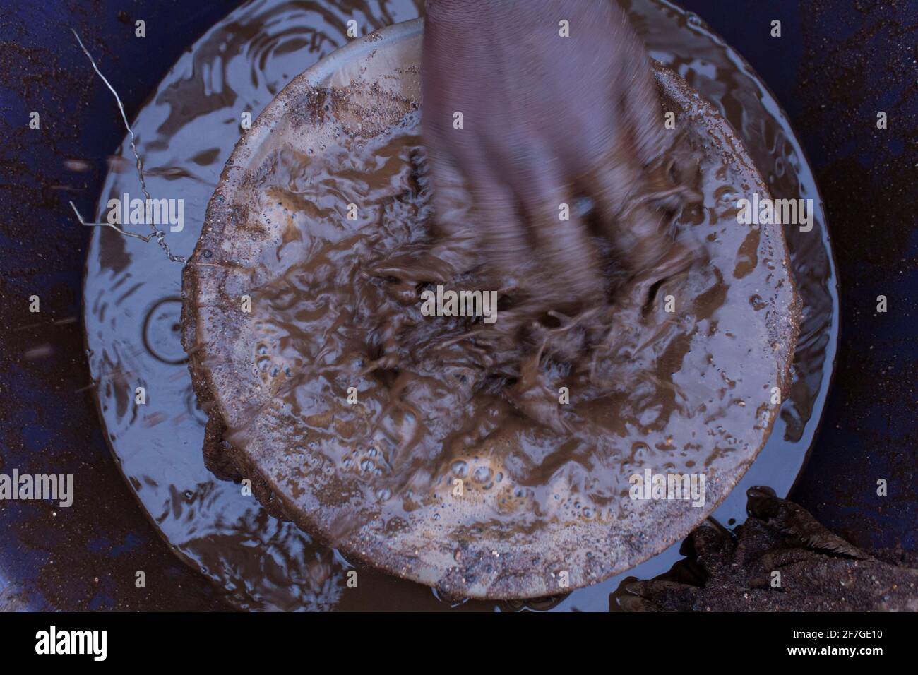 Ein illegaler Goldminer, sobald die Tücher voller Goldstaub sind, wäscht sie am 2. September 2020 vorsichtig in einem Eimer in den Straßen des Townships in Xawela, Carletonville bei Johannesburg, Südafrika. (Foto von Manash das/Sipa USA) Quelle: SIPA USA/Alamy Live News Stockfoto