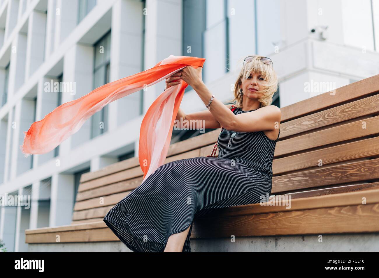 Erwachsene Frau mit Schal im Wind Stockfoto