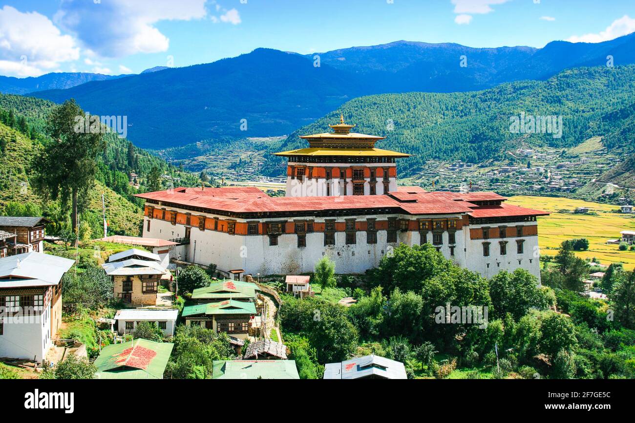 Königreich Bhutan Himalaya Asien Buddhistisches Kloster Festung Dzong Paro Bunte Berge blau türkis Mönche Buddhismus UNESCO Weltkulturerbe Stockfoto