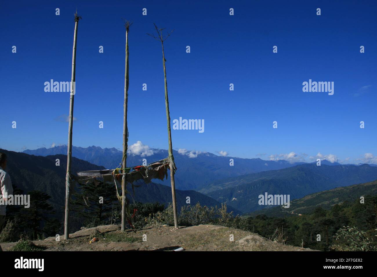 Buddhistische Gebetsfahnen wehen bunt im Wind. Im Königreich Bhutan im Himalaya, Asien, als Fahnen und stehende Fahnen mit Bitten und Beten Stockfoto