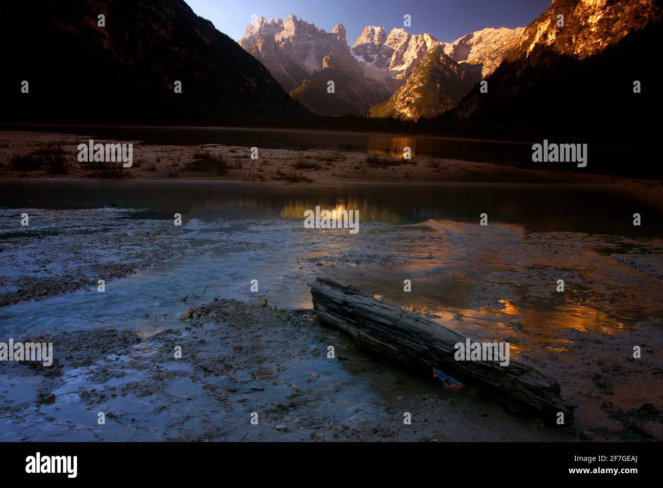 Winterpanorama und Spiegelung im See an drem schneebedeckten leuchteten Monte Cristallo in Toblach in Südtirol in den Dolomiten in Italien Stockfoto