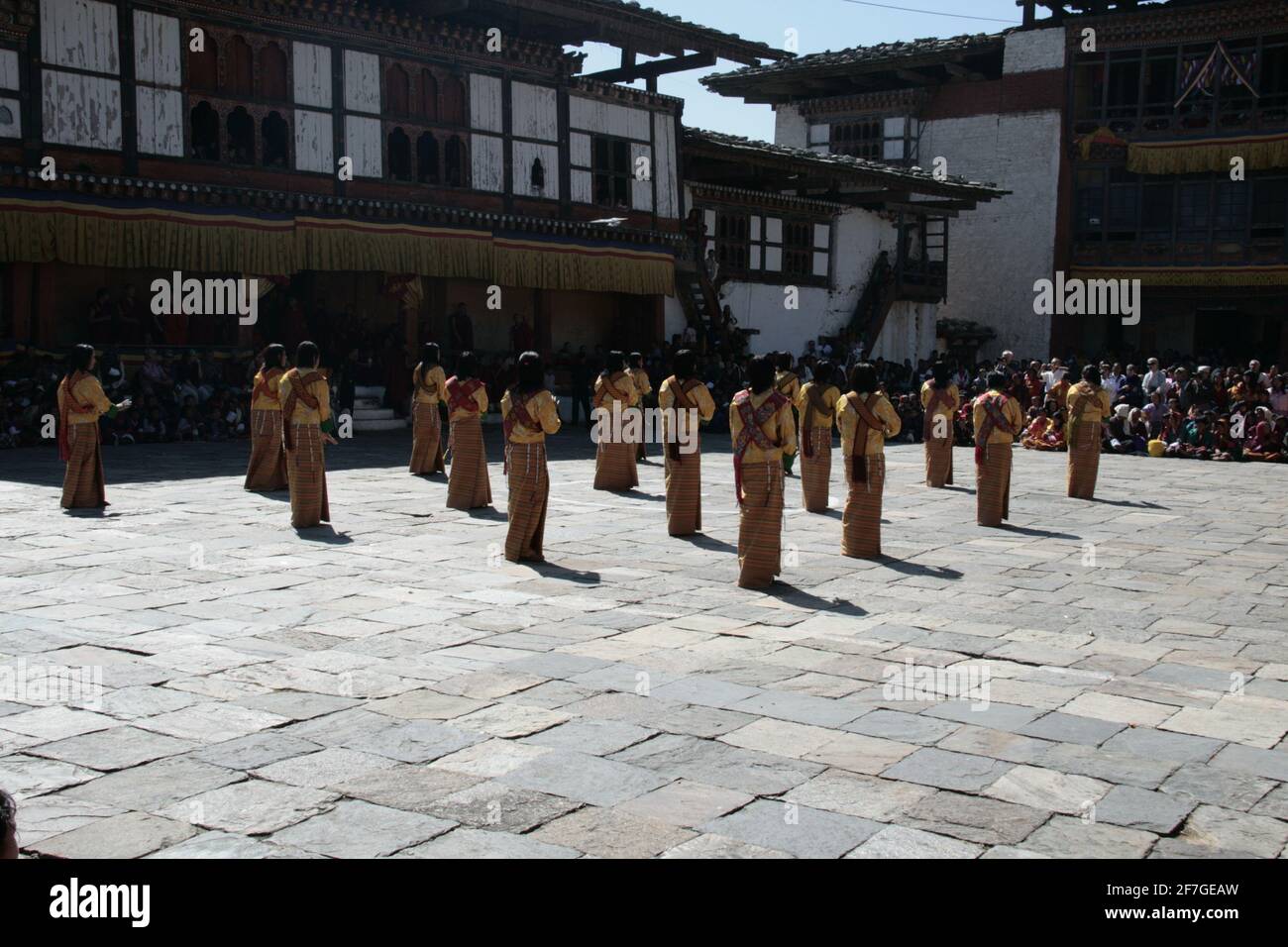 Tanz Tänzerinnen Maskerade Ball Parade Kloster Performance Frauen Tanzen Mit Masken Traditioneller Tanz Der Schöpfung Königreich Bhutan Himalaya Stockfoto