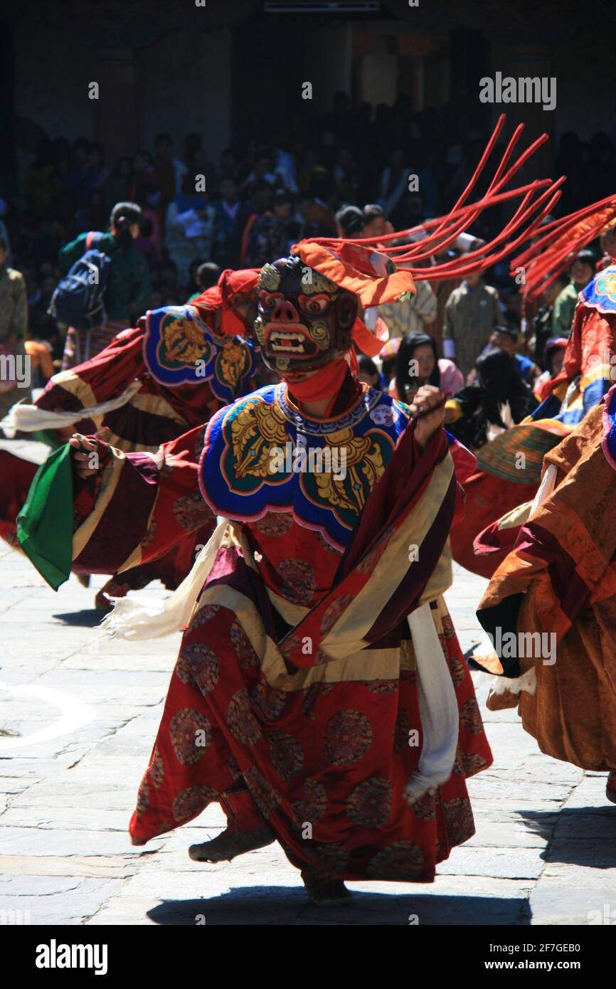 Tanz Tänzerinnen Maskerade Ball Parade Kloster Performance Frauen Tanzen Mit Masken Traditioneller Tanz Der Schöpfung Königreich Bhutan Himalaya Stockfoto