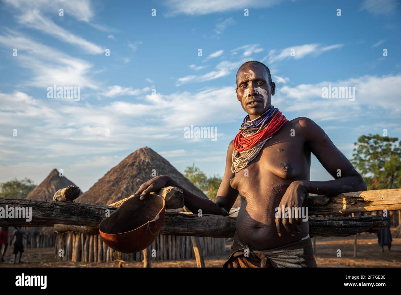 Viele Mitglieder des Kara-Stammes tragen dekorative Perlenketten. OMO VALLEY, ÄTHIOPIEN: TRIFF DEN Stamm, der früher KINDER warf, die aus der Ehe i geboren wurden Stockfoto