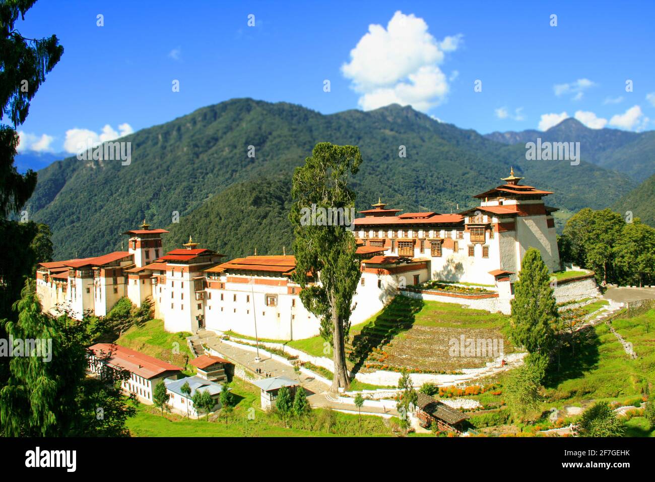 Dakar Dzong, Klosterfestung im Königreich Bhutan Himalaya Asien Blick in das Tal mit Fluss Sonnenstrahlen grünen Blick Panorama Sanctuary UNESCO Stockfoto