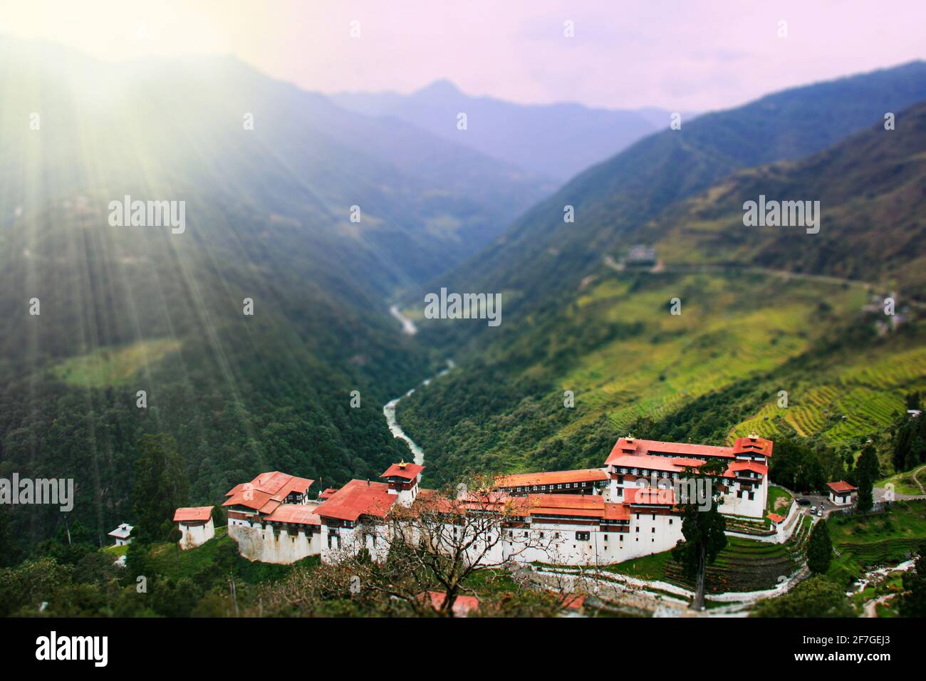 Dakar Dzong, Klosterfestung im Königreich Bhutan Himalaya Asien Blick in das Tal mit Fluss Sonnenstrahlen grünen Blick Panorama Sanctuary UNESCO Stockfoto