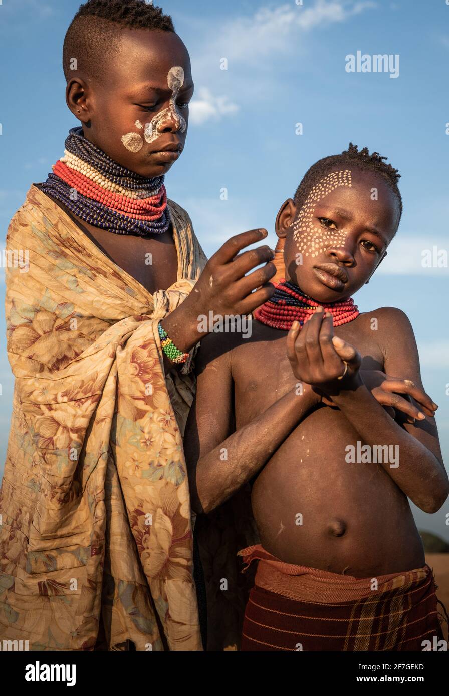 Zwei junge Kara-Jungen trugen Perlenketten und Gesichtsfarbe, als sie für ein Foto posierten. OMO VALLEY, ÄTHIOPIEN: TRIFF DEN Stamm, der früher KINDER bo GEWORFEN hat Stockfoto