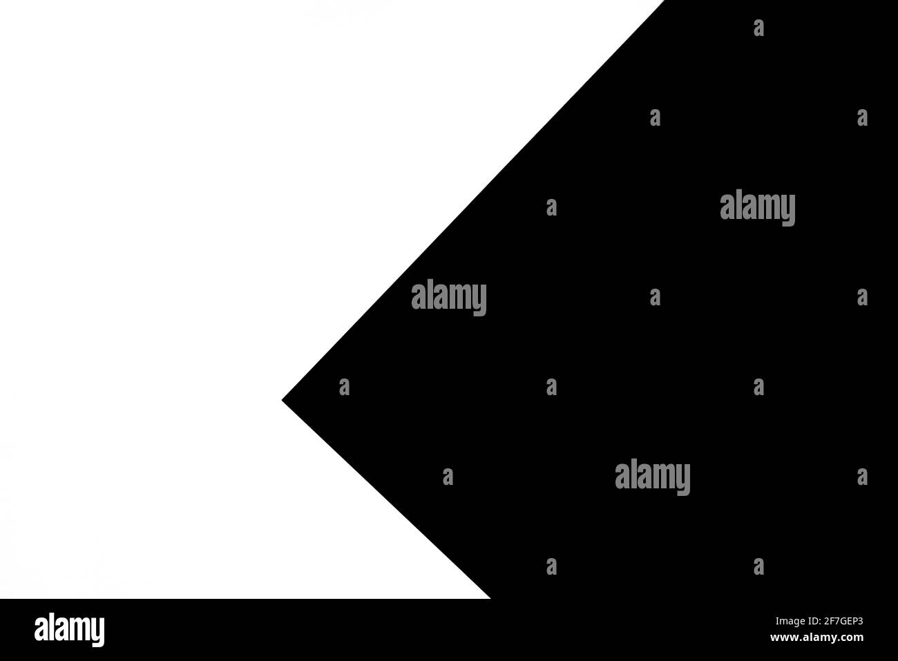 Geometrischer Hintergrund von zwei Papierblättern mit schwarzer und weißer Farbe. Strukturierter Hintergrund. Konzept von Kontrast und Minimalismus. Stockfoto