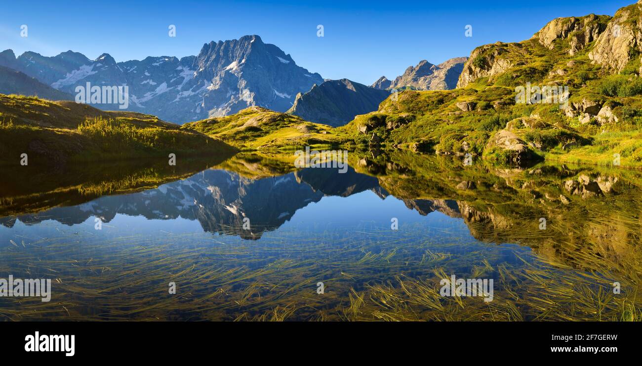 Lauzon Lake im Ecrins National Park im Sommer mit Blick auf den Gipfel des Sirac. Giberney, Valgaudemar, Alpen, Frankreich Stockfoto