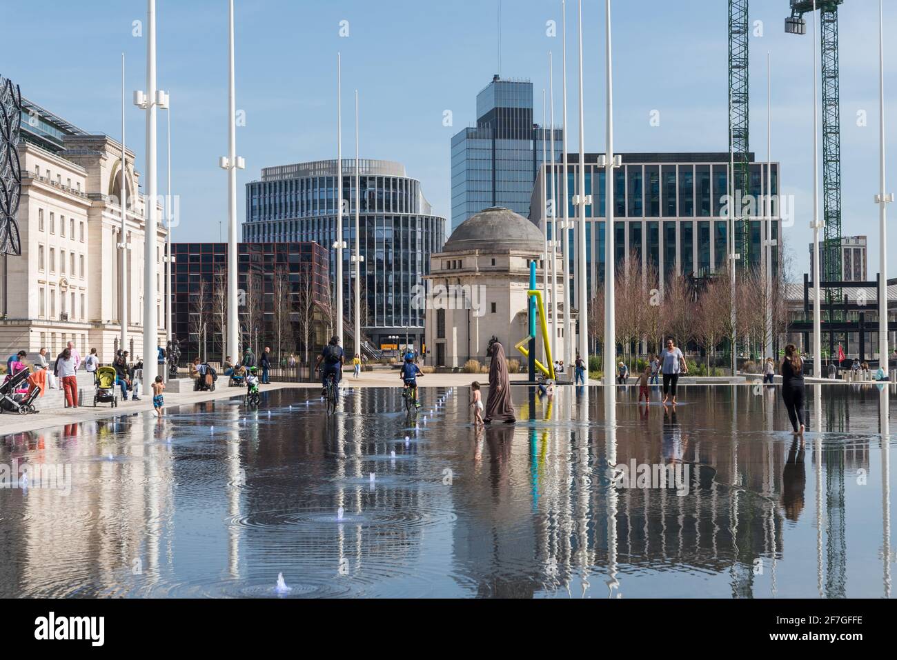 Menschen paddeln im Wasserspiegel vor Baskerville Haus und die Halle der Erinnerung in Centenary Square in Stadtzentrum von Birmingham Stockfoto