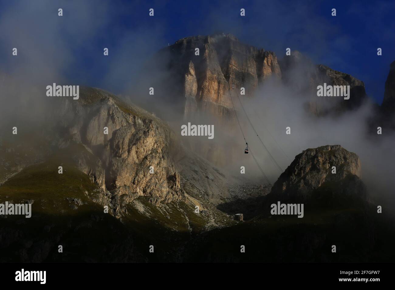Dolomiten, Dolomiti, Pordoi, Südtirol Wolken und Felsen und mächtige Gipfel in ihrer ganzen Schönheit am Alpenpass Stockfoto