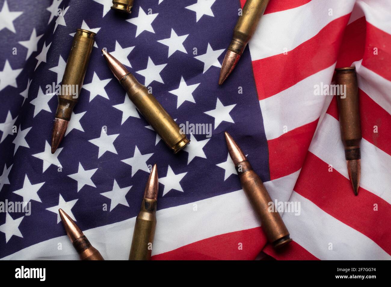 Kugelmunition auf einer US-amerikanischen Flagge mit Sternen und Streifen Stockfoto