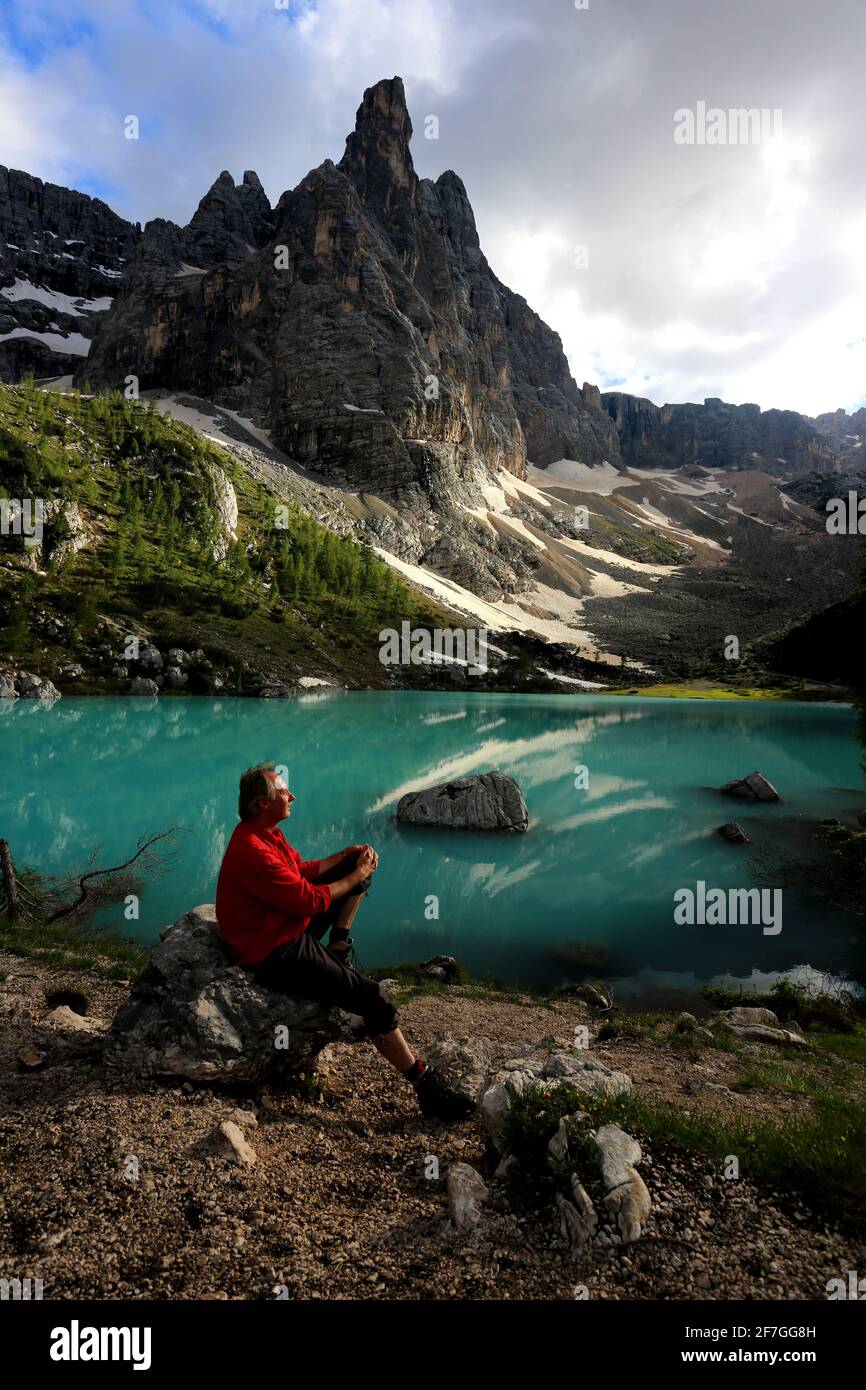 Dolomiten, Südtirol, Berge, Alpen, Italien, Bergsee, Naturwunder. Mann entspannt am smaragdgrünen Sorapissee in Südtirol in den Dolomiten Stockfoto