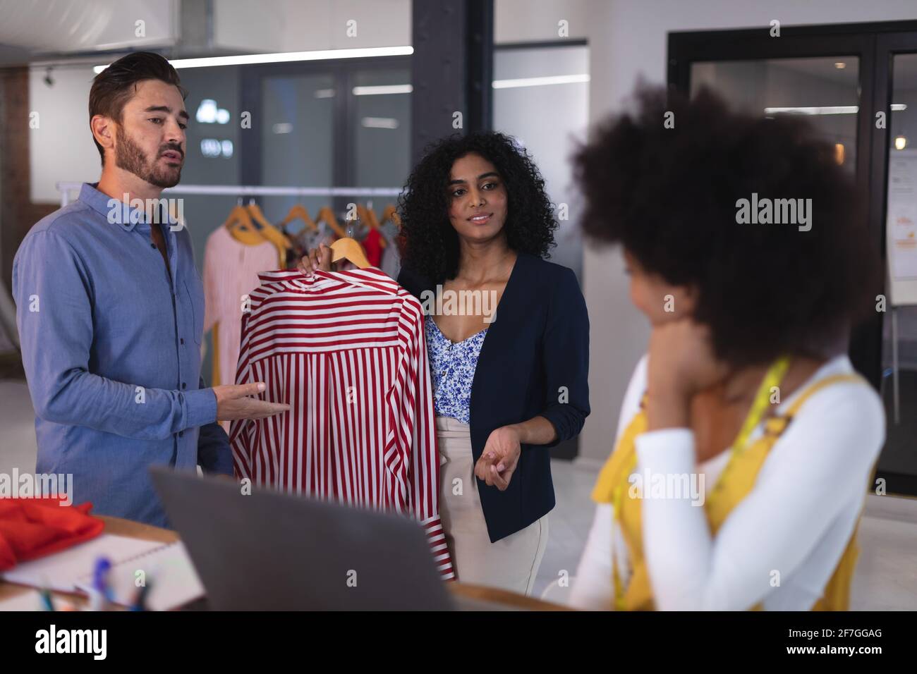 Diverse Gruppe von kreativen Modedesignern Kollegen in der Diskussion bei Arbeiten Stockfoto